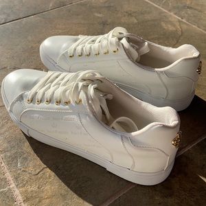JUICY COUTURE WHITE TENNIS SHOES SIZE 8.5